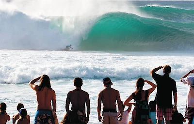 Main image linking to post titles: Oahu Surf Legends habla sobre el atractivo de la costa norte